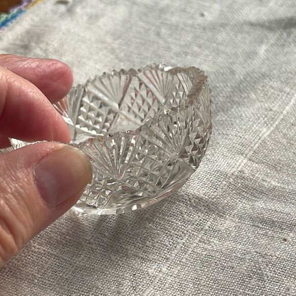 Ornate cut glass open salt dish. - Picture 5 of 7